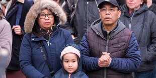 Das Bild zeigt Son und seine Familie.