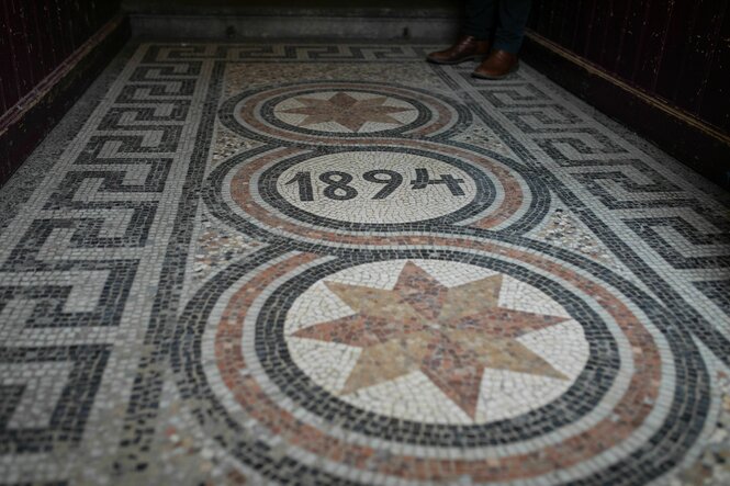 Fußboden-Mosaik im Treppenhaus der Wörthstraße 8