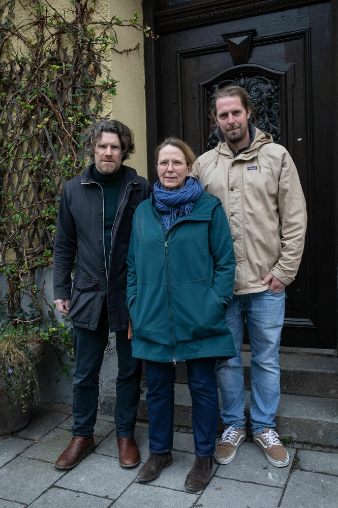 Andy Ebert, Katrin Göbel und Hendrik Wirschum stehen vor ihrer Haustür