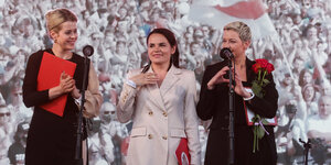 Svetlana Tikhanovskaya (Mitte) steht mit ihren zwei Verbündeten auf einer Wahlkampfveranstaltung