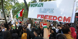 Protestierende in der Hamburger Innenstadt, auf einem Transparent steht; "Women, Life, Freedom"