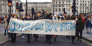 Demonstration in London: Die Teilnehmer in der ersten Reihe tragen ein Transparent: Cops are Rapists