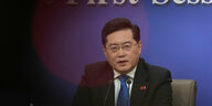 Der chinesische Außenminister bei einer Pressekonferenz