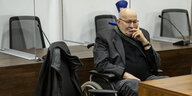 Der Angeklagte Horst Mahler sitzt im Rollstuhl im Gerichtssaal