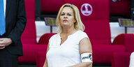 Nancy Faeser trägt im Stadion in Katar eine Armbinde