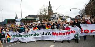 Demonstration vor allem junger Menschen, die ein großes Banner tragen: "Verkehrswende statt Weltende"