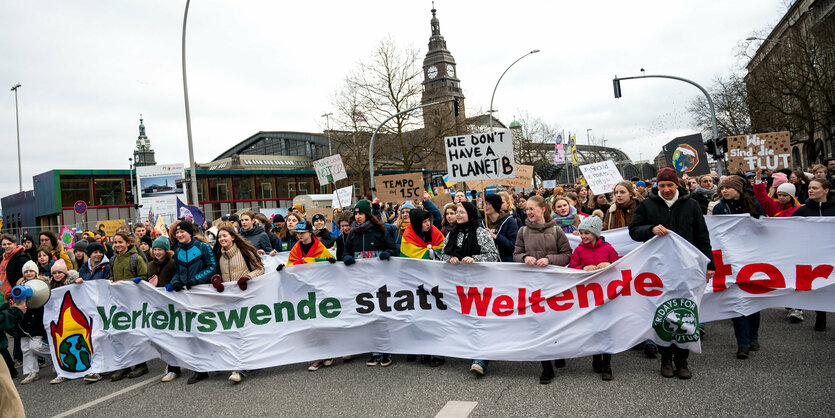 Demonstration vor allem junger Menschen, die ein großes Banner tragen: "Verkehrswende statt Weltende"