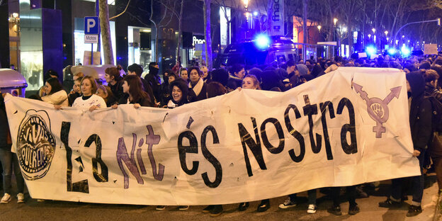 Demonstration in Barcelona mit Plakat: die Nacht gehört uns