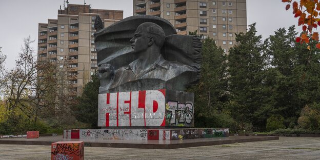 Das Ernst-Thälmann-Denkmal an der Greifswalder Straße in Berlin-Prenzlauer Berg. Auf dem unteren Teil brachten Unbekannte in großen Buchstaben das Wort Held an. Die am 15.04.1986 enthüllte Statue stammt vom sowjetischen Bildhauer Lew Kerbel. Das bronzene Denkmal ist 14 Meter hoch und 15 Meter breit.