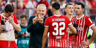 Trainer Streich gestikuliert vor seinen Spielern