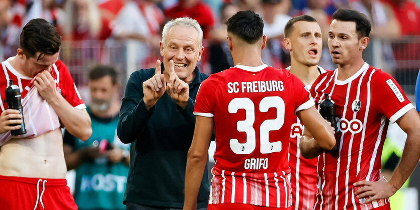 Trainer Streich gestikuliert vor seinen Spielern