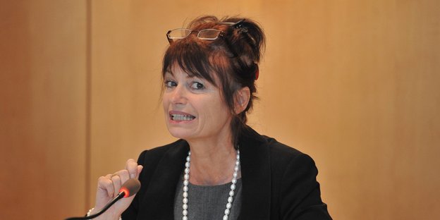 Professorin Anne Glover auf einer Pressekonferenz in Berlin.