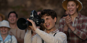 Der junge Steven Spielberg (Gabriel LaBelle) beim Dreh mit der Kamera am Strand.