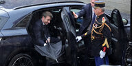 Frankreichs Präsident Macron steigt aus seiner Limousine