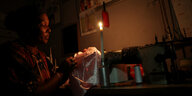 Stromausfall in Südafrika Frau mit Kerze