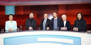 Eine Talkrunde, bestehend aus Sahra Wagenknecht, Heribert Prantl, Herfried Münkler, Louis Klamroth, Marie-Agnes Strack-Zimmermann und Katrin Göring-Eckardt