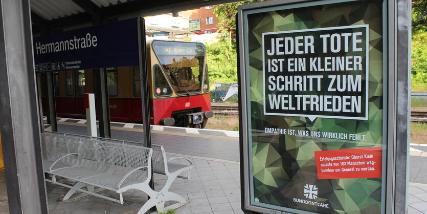 Werbeposter auf S-Bahnhof: "Jeder Tote ist ein kleiner Schritt zum Weltfrieden"