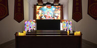 Blick in einen Raum wie eine Kapelle mit leuchtenden Motiven auf Bildschirmen