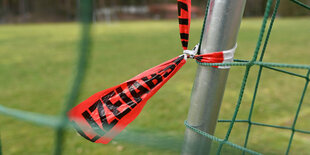 Absperrband der Polizei am Sportplatz