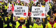 Protest von Mitarbeitenden der Post halten Schilder hoch mit der Aufschrift: Wir sind es wert. Verdi
