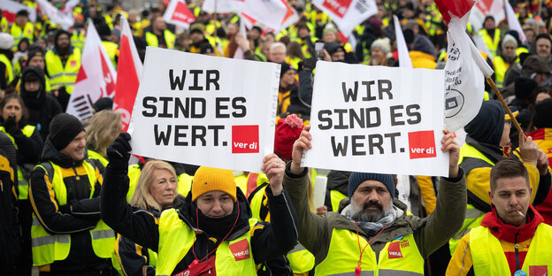 Protest von Mitarbeitenden der Post halten Schilder hoch mit der Aufschrift: Wir sind es wert. Verdi