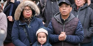 Hoa Nguyen, Tochter Emilia und Pham Phi Son sind gemeinsam auf einer Kundgebung