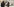 Polizist mit Funkrerät und Kämpfer der Taliban mit Kalaschnikow stehen vor einem Krankenhaus in Masar-e Scharif, in das Opfer des Anschlags gebracht wurden