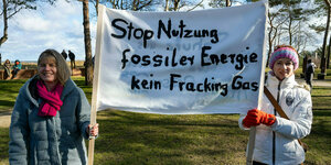 Zwei Frauen halten ein Transparent: Stop Nutzung fossiler Energie - kein Fracking Gas