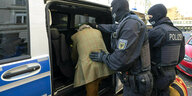 Bei einer Razzia gegen sogenannte «Reichsbürger» führen vermummte Polizisten Heinrich XIII Prinz Reuß zu einem Polizeifahrzeug