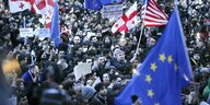 Demonstration in Tiblissi mit Georgischen, US-amerikanischen und Flaggen der EU