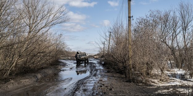 Ein Militärfahrzeug auf einer schlammigen Straße im Donbass