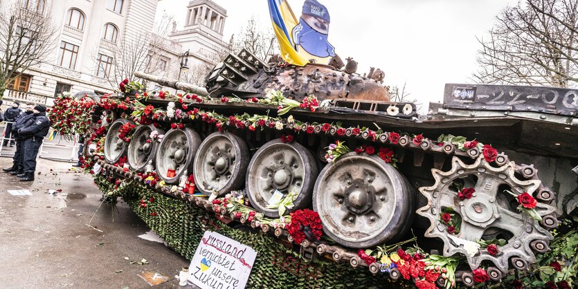 Ein ausgebombter russischer Panzer vor der russischen Botschaft in Berlin