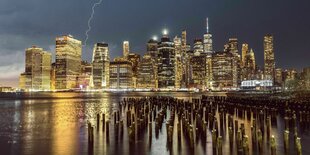 Skyline von New York bei Nacht mit erleuchteten Fenstern