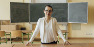 Die Lehrerin Maida Mujčić steht in einem Klassenraum