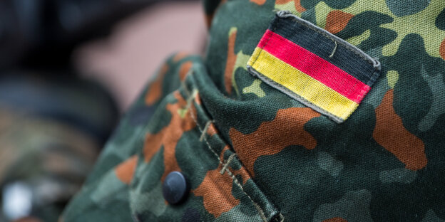 Die deutsche Fahne ist auf der Uniform eines Soldaten aufgenäht