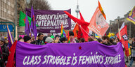 Tausende Menschen demonstrieren anlässlich des Internationalen Frauentags.