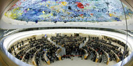 Blick von oben in den Plenarsaal während der Sitzung des Menschenrechtsrats am europäischen Hauptsitz der Vereinten Nationen in Genf