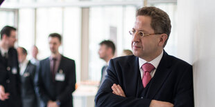 Hans-Georg Maaßen lehnt gegen eine Säule