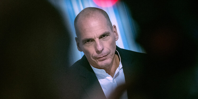 Varoufakis im Scheinwerferlicht während einer Pressekonferenz