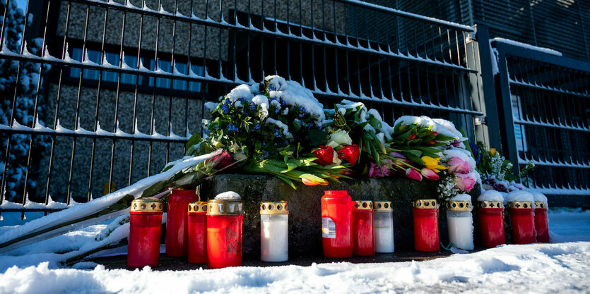 Blumen und Kerzen liegen und stehen im Stadtteil Alsterdorf vor dem Eingang zu einer Kirche der Zeugen Jehovas.