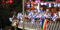 Demonstrierende mit Israel- und LGTBQI-Flaggen in Tel Aviv