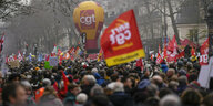 Proteste in Paris mit Plakaten und Flaggen der Gewerkschaften
