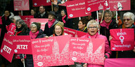 Frauen demonstrieren vor der Synodalversammlung mit Schildern auf denen "gleich und berechtigt - ohne uns fehlt die Hälfte" steht