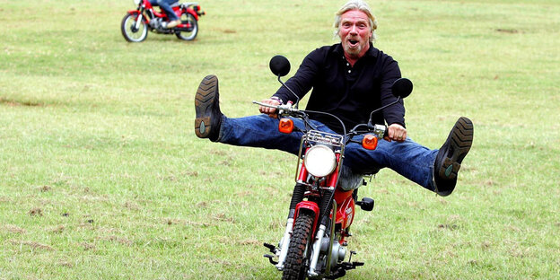 Richard Branson blödelt auf Motorrad