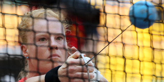 Hammerwerferin Betty Heidler wirft den Hammer.