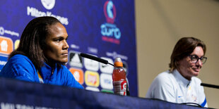 Wendie Renard und Corinne Diacre bei einer Pressekonferenz