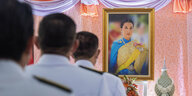 Ganz offizielle Respektbekundung für die thailändische Prinzessin Bajrakitiyabha während eines Klinikaufenthalts