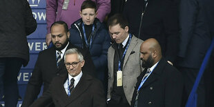 Gary Lineker auf der Tribüne des Stadions von leicester