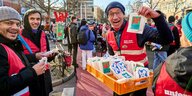 Drei Menschen vom Volksentscheid Klimaneutral mit Kuchen-Tüten