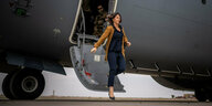 Außenministerin Annalena Baerbock steigt aus einem Militärflugzeug